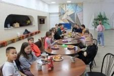 Юные барды за чайным столом