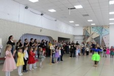 Вместе с весной к нам пришел прекрасный и замечательный праздник – Международный женский День 8 марта. 8 Марта – самый удивительный, самый нежный праздник весны! Этот день особенный, он согрет лучами солнца, женскими улыбками, украшен россыпью цветов, нежностью.  5 и 6 марта в школе раннего развития «Дошкольник» прошли торжественные линейки и интегрированные праздничные занятия «Поможем Золушке», посвященные Международному женскому Дню 8 марта.   Торжественная линейка началась со слов поздравления и теплых пожеланий от души для мамочек и бабушек от ведущей педагога Ясновской Г.А. Дети порадовали мам и бабушек подарками - праздничными открытками сделанными своими руками. Очень выразительно и проникновенно прочитали стихи Билль Анна, Карл Виктория, Уткичнина Эрика. Праздничным концертным номером поздравили всех присутствующих выпускники школы раннего развития «Дошкольник» обучающиеся коллектива бального танца театр «Сюрприз» Коков Матвей и Андреева Мирослава педагог Клиновицкая Н.С.  После торжественной линейки ребят вместе с родителями пригласили на праздничные занятия. Почетными гостями на занятии, конечно же, были мамы и бабушки обучающихся.  Педагоги Фролова Г. Ю. и Подвысоцкая Е. В. познакомили ребят с историей женского праздника. Игра «Домашние дела», показала, что все домашние хлопоты лежат на женщинах. Наши мамы и бабушки напоминают героиню из сказки – Золушку. Дети решают, что сегодня на занятии, мамы и бабушки должны стать принцессами и королевами: они надевают им короны и освобождают от дел. Ребята с большой любовью и ответственностью читали стихи, отвечали на вопросы, выполняли задания: помогли Золушке рассортировать посуду, пуговицы, украсить торты, посадить розы. Вместе с мамами ребята поиграли: рассортировали крупу и сходили в магазин за полезными покупками. Все задания были выполнены, и Золушка смогла отправиться на бал. Праздничные занятия прошли весело и динамично, в доброжелательной, непринуждённой обстановке и каждый чувствовал приближение весны и праздника.